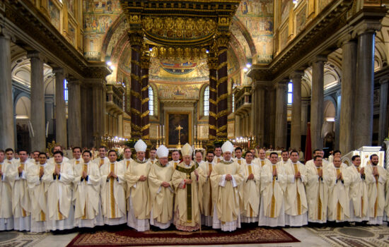 El cardenal Fernando Vergéz LC ordenó a 29 nuevos sacerdotes en Roma