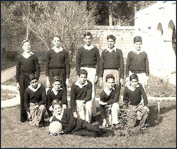 Victoria 21, 1943: El primer apostólico abajo de derecha es Mons. Jorge Bernal, entonces tenía 14 años (AHG 10-0103).